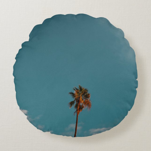 Tiefenwinkel-Fotografie der Palme unter blauem Him Rundes Kissen (Vorderseite)
