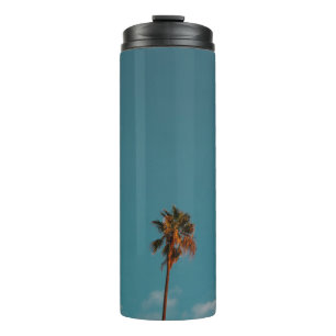 Tiefenwinkel-Fotografie der Palme unter blauem Him Thermosbecher