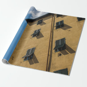TIEFENWINKELFOTOGRAFIE EINES BRAUNEN LAMELLENFENST GESCHENKPAPIER