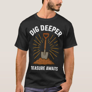 Tiefer graben Schätze warten auf die Metalldetekti T-Shirt