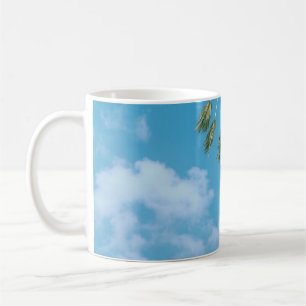 Tiefes Foto von Palmen unter blauem Himmel Kaffeetasse
