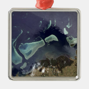 Tiefgrüner Wald auf Land Ornament Aus Metall