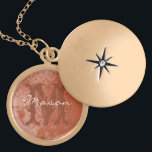 Tiefkorallen Vintag Damask Monogram Necklace Medaillon<br><div class="desc">Sweetheart Locket Necklace für sie am Valentinstag oder Jahrestag. Monogramm und Name Ihres Südens.</div>