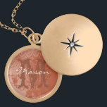 Tiefkorallen Vintag Damask Monogram Necklace Medaillon<br><div class="desc">Sweetheart Locket Necklace für sie am Valentinstag oder Jahrestag. Monogramm und Name Ihres Südens.</div>