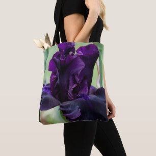 Tiefpurpurne Iris-Tasche sieht wie Samt aus