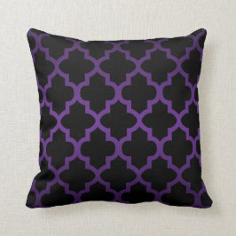 Tiefpurpurnes und schwarzes Quatrefoil Muster Kissen