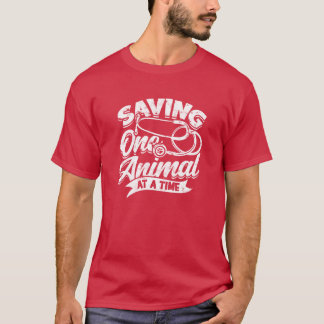 Tierarzt, der ein Tier nach dem anderen rettet T-Shirt