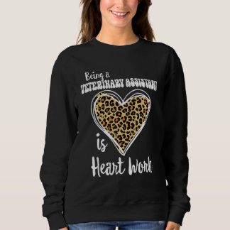 Tierärztliche Assistentin zu sein ist Herzarbeit L Sweatshirt