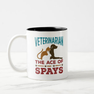 Tierärztlicher Witz über das Zeitalter der Versp Zweifarbige Tasse