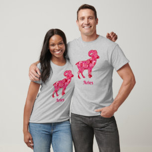 Tierkreiszeichen Widder in einem roten Fraktalmust T-Shirt