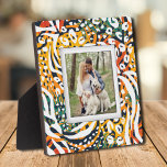 Tiermuster Frameless Familie Foto Easel Back Fotoplatte<br><div class="desc">Ein mehrfarbiges, dimensionales Muster schafft einen schönen Rahmen für unser Lieblingsstift auf dieser Tischplatte mit eingebautem Aasel. Das Bild wird direkt auf die Hartplatine gelegt, um ein atemberaubend knuspriges Bild mit einer leicht abwischbaren, sauberen Oberfläche zu erhalten. Gut als Geschenk oder um Ihr Lieblings-Foto in Ihrer Zuhause anzuzeigen. TIPP: Wenn...</div>