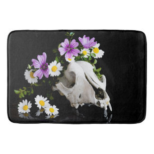 Tierschädel mit einem Kranz wild lebender Blume Badematte