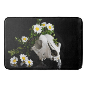 Tierschädel mit einem Kranz wild lebender Blume Badematte
