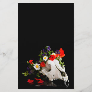 Tierschädel mit einem Kranz wild lebender Blume Flyer