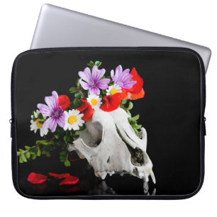Tierschädel mit einem Kranz wild lebender Blume Laptopschutzhülle