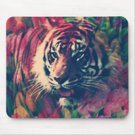 Tiger auf dem Blumenfeld Mousepad