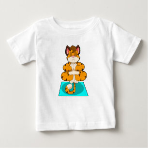Tiger beim Yoga auf Yoga-Matte Baby T-shirt