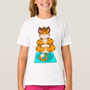 Tiger beim Yoga auf Yoga-Matte T-Shirt
