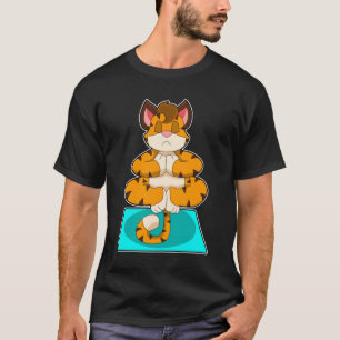 Tiger beim Yoga auf Yoga-Matte T-Shirt