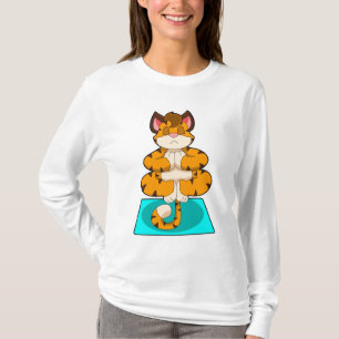 Tiger beim Yoga auf Yoga-Matte T-Shirt