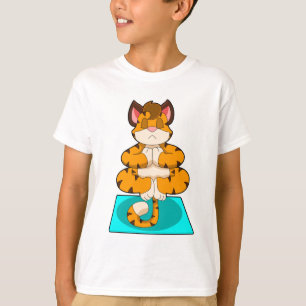 Tiger beim Yoga auf Yoga-Matte T-Shirt