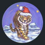 Tiger Christmas Runder Aufkleber<br><div class="desc">Tierparade Weihnachtsgeschenke und Accessoires Fest Tiger präsentieren unser lustiges Kunstwerk eines niedlichen Tigers, der in einer roten Weihnachtsmannmütze stehend in einer schneebedeckten Landschaft gegenüber einem von unserem talentierten Tierkünstler Traci Van Wagoner gemalten dunkelblauen Sternenhimmel liegt. Auf dem Rücken dieser lustigen Tiergeschenke findet man auch unseren skurrilen Tiger aus dem Rücken,...</div>