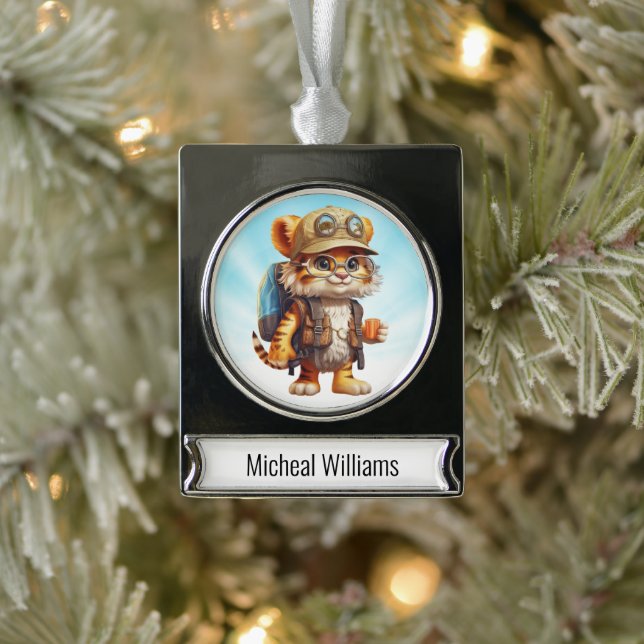 Tiger Cub mit Rucksack und Kaffee Banner-Ornament Silber (Baum)