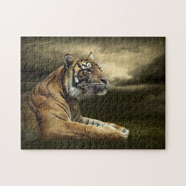 Tiger, der unter drastischem Himmel schaut und Puzzle (Horizontal)