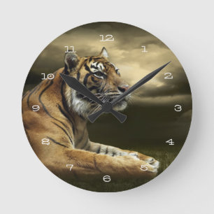 Tiger, der unter drastischem Himmel schaut und Runde Wanduhr