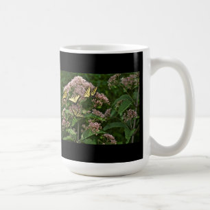 Tiger-Frack-Schmetterlinge auf Joe Pye Weed Tasse