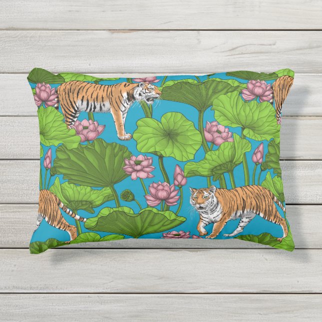 Tiger im rosa Lotusteich Kissen Für Draußen (Vorderseite)