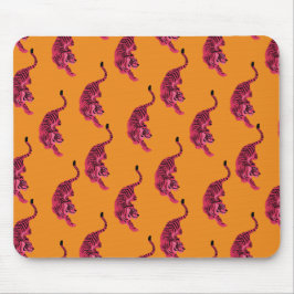 Tiger - Lebendiges Pink Mousepad
