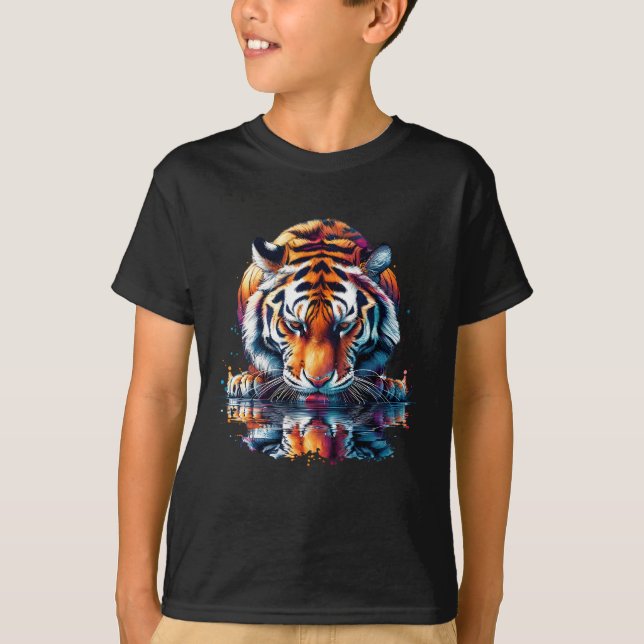 Tiger mit Blick auf Reflektion im Wasser T-Shirt (Vorderseite)