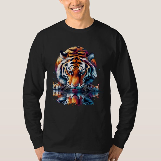 Tiger mit Blick auf Reflektion im Wasser T-Shirt (Vorderseite)