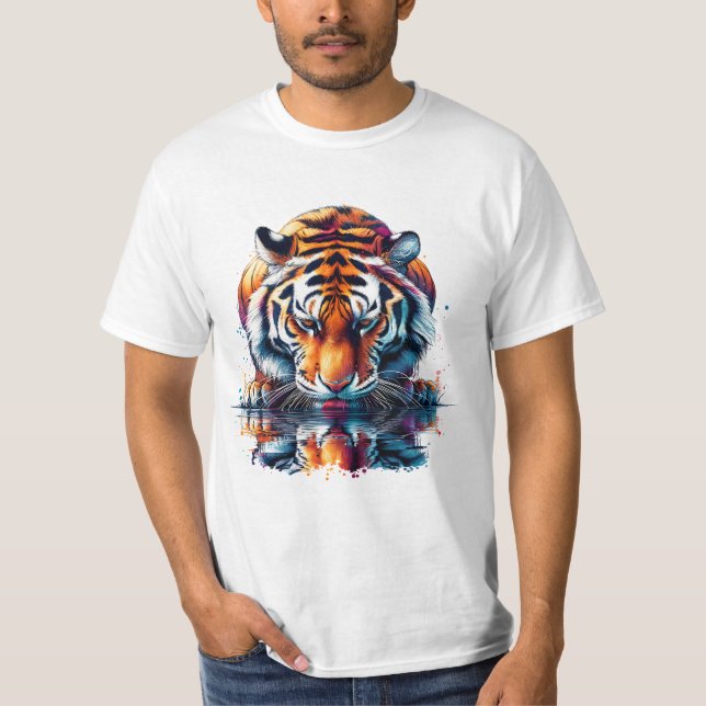 Tiger mit Blick auf Reflektion im Wasser T-Shirt (Vorderseite)
