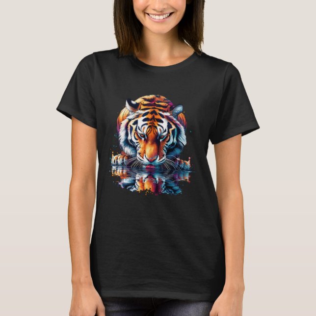 Tiger mit Blick auf Reflektion im Wasser T-Shirt (Vorderseite)