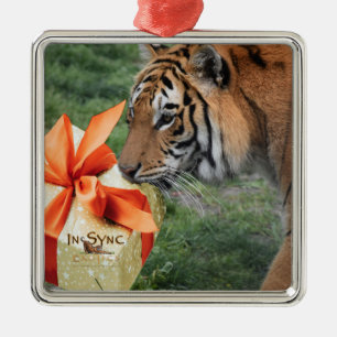 Tiger mit Weihnachtsgeschenk Ornament Aus Metall