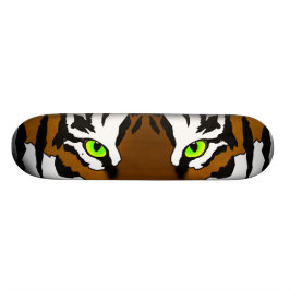 Tiger mustert Skateboard