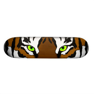 Tiger mustert Skateboard