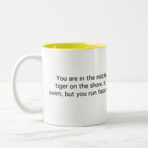 Tiger 'ringsum einen See Zweifarbige Tasse