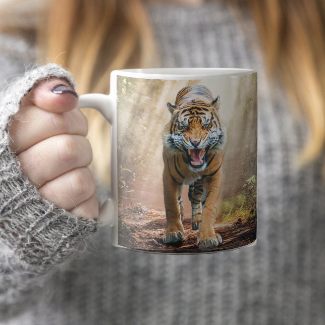 Tiger Roaring in einem Dschungel Kunst Kaffeetasse (Von Creator hochgeladen)