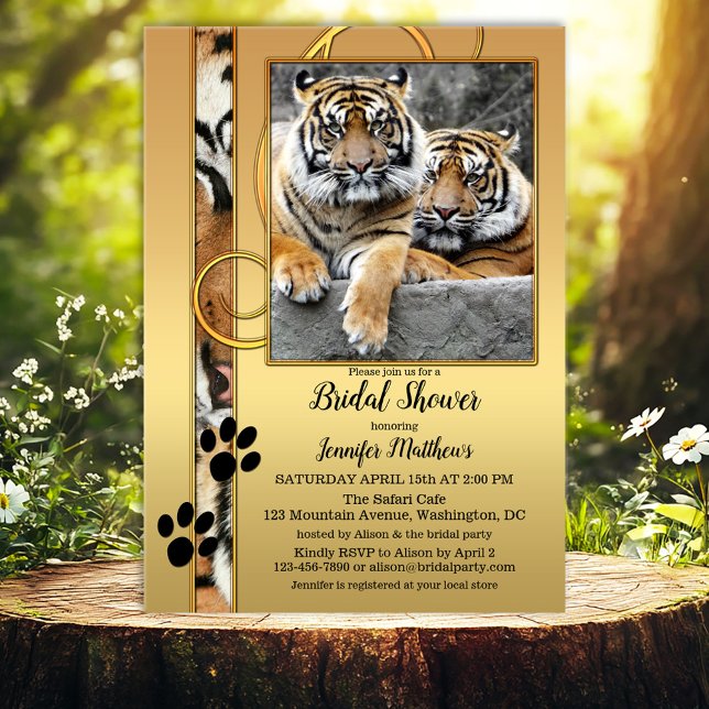 Tiger Safari Zoo Bridal Dusche Einladung (Bridal shower invitation featuring two tigers on a gold styled background with tiger paw print)