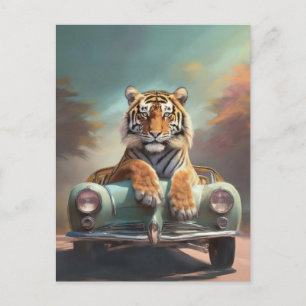 Tiger sitzt auf einem Oldtimer-Sportwagen Postkarte