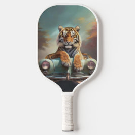 Tiger sitzt auf einem Sportwagen Pickleball Schläger