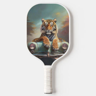 Tiger sitzt auf einem Sportwagen Pickleball Schläger