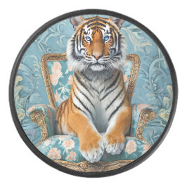 Tiger sitzt auf einem Vintage-Stuhl Eishockey Puck