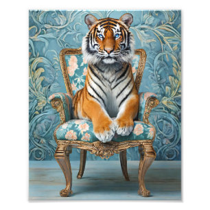 Tiger sitzt auf einem Vintagen Stuhl Fotodruck