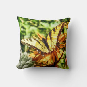 Tiger Swallowtail auf gelber Wildblume Kissen