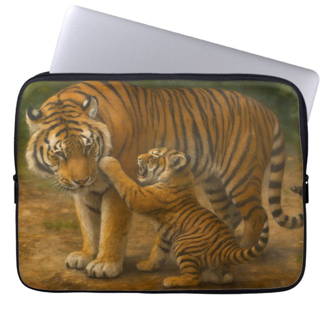 Tiger-Tenderness - Eltern und Küken im Wald Laptopschutzhülle (Vorderseite)