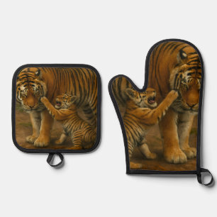 Tiger-Tenderness - Eltern und Küken im Wald Ofenhandschuh & Topflappen-Set